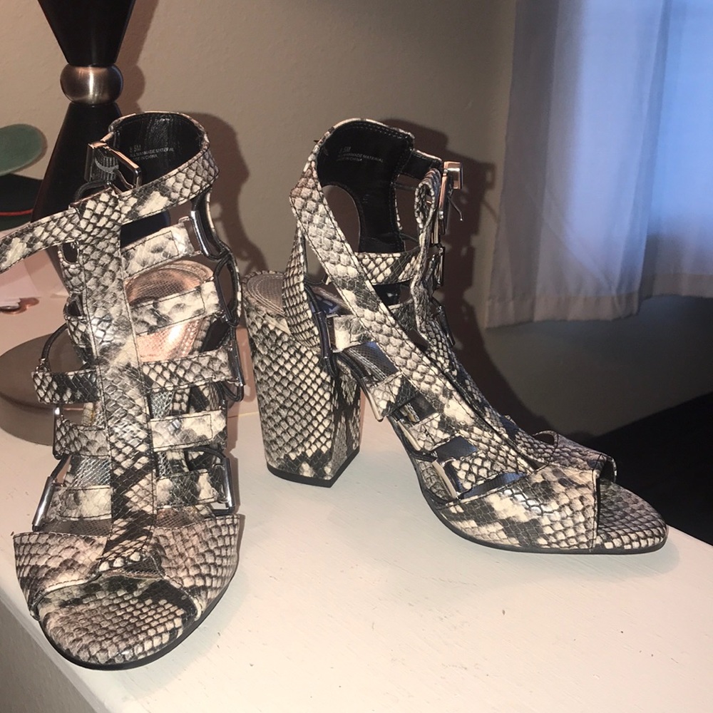 Sneak skim printed heels